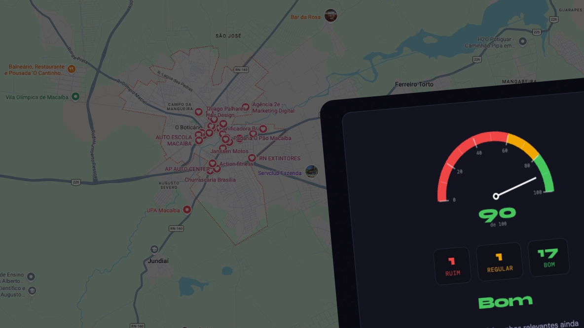 Dashboard moderno de SEO sobreposto com score e um mapa da região de Macaíba e Natal, mostrando pins de empresas no Google Maps/Google Meu Negócio.